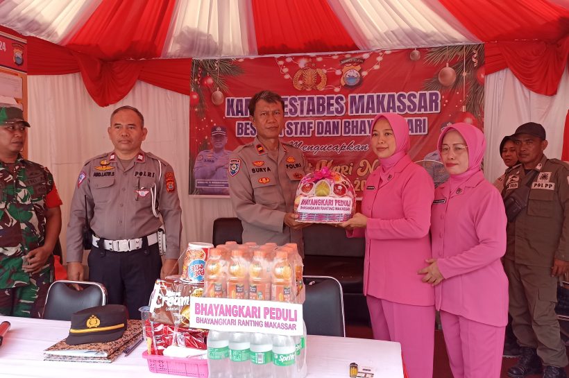 Ketua Bhayangkari Ranting Makassar Kunjungi Pospam Nataru Maradekaya Utara