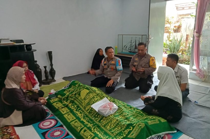 Berbelasungkawa, Kanit Propam Polsek Bontoala Bersama Bhabinkamtibmas Melayat ke Rumah Warga Tombal yang Meninggal Dunia