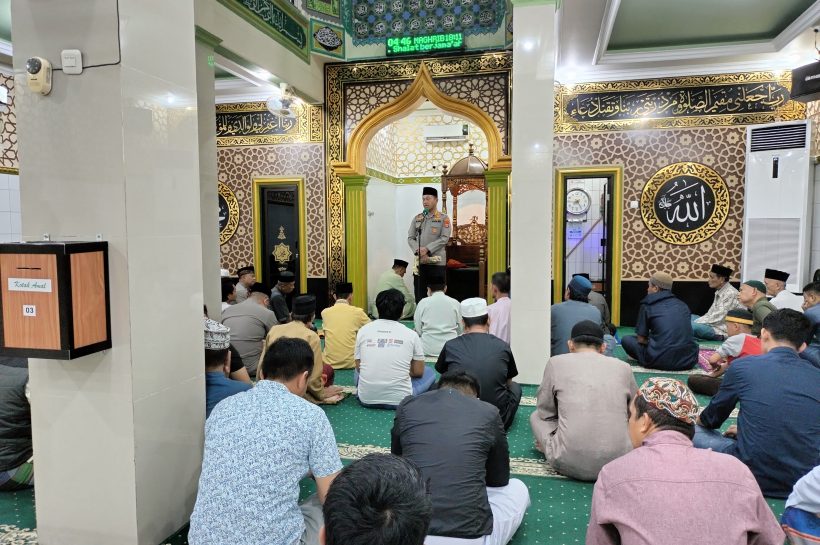 Kapolrestabes Makassar Safari Subuh dan Berbagi Sembako Kepada Jamaah Mesjid Ju’ranah Layang