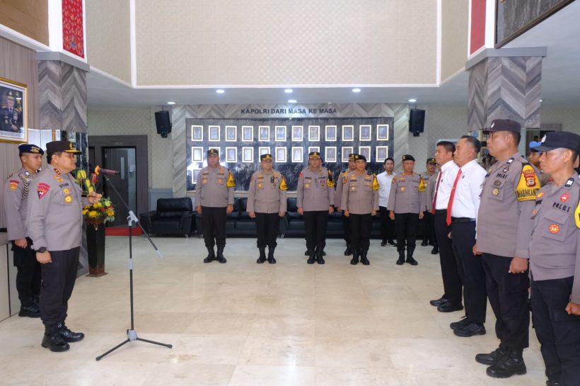 Kapolda Sulsel Beri Penghargaan Personil Polda Sulsel Yang Berprestasi Dalam Tugas dan Kegiatan Kepolisian