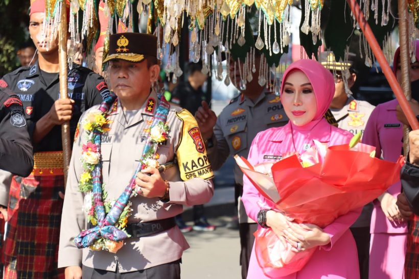 Kapolda Sulsel Tiba di Mapolda Sulsel, Disambut Tradisi Angngaru dan Tarian Paduppa Polwan Polrestabes Makassar
