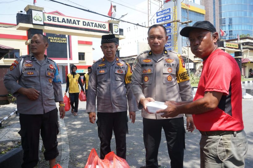 Peduli Sesama, Polrestabes Makassar Berbagi Makanan Nasi Kotak