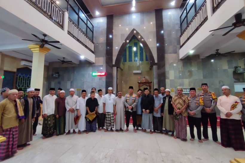 Gelar Safari Subuh di Masjid Al Ikhlas Perumahan Dewi Karmilasari Tamalanrea, Ini Pesan Kamtibmas Kapolrestabes Makassar