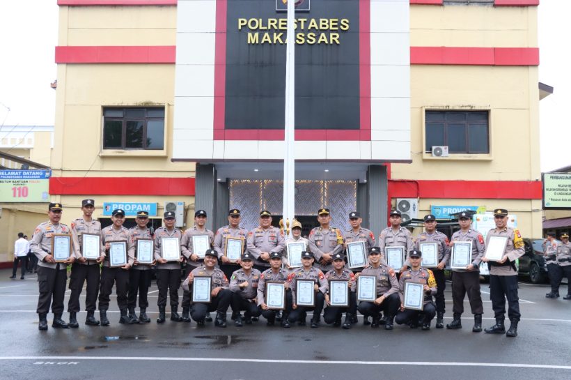 Kapolrestabes Makassar Memberikan Penghargaan kepada Personil Berprestasi