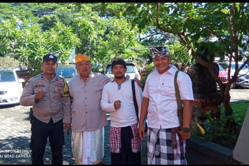 Pastikan Aman, Bhabinkamtibmas Tamalanrea Pantau Perayaan Hari Raya Galungan di Pura Giri Nata
