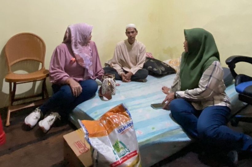 Kasat Intelkam Polrestabes Makassar Bersama Personil Unit 2 Ekonomi Menjenguk KPPS Terbaring Sakit