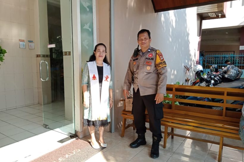 Minggu Kasih, Bhabinkamtibmas Kelurahan Pandang Berikan Pelayanan dan Pengamanan Ibadah