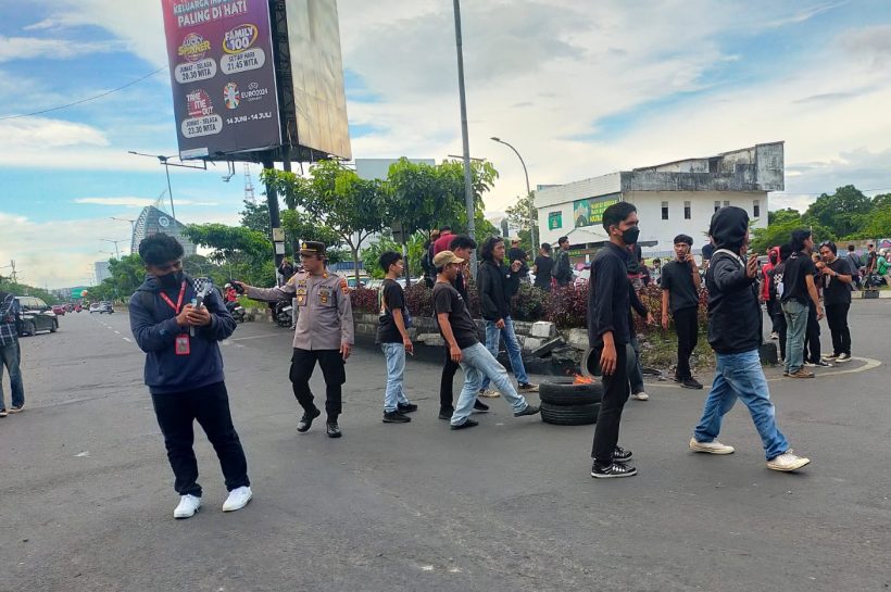 Sikap Humanis Personil Polsek Tamalate Kawal dan Gatur Lalin Saat Aksi Unjuk Rasa