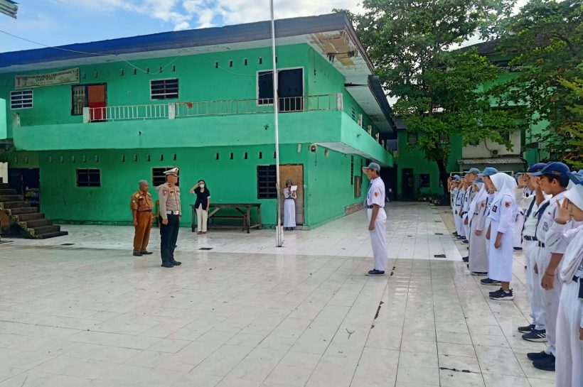 Perwira Polsek Panakkukang Menjadi Pembina Upacara Bendera di Sekolah