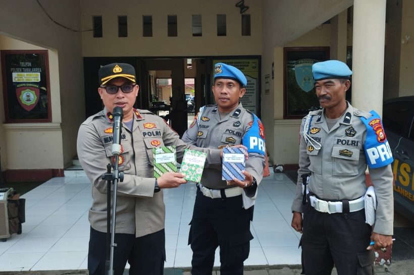Analisa dan Evaluasi Kinerja, Kapolsek Tamalanrea Cek Buku Kegiatan Kunjungan Polisi RW