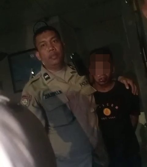 Polisi Amankan & Evakuasi Pelaku Pencurian Kotak Amal Masjid Dari Amuk Massa
