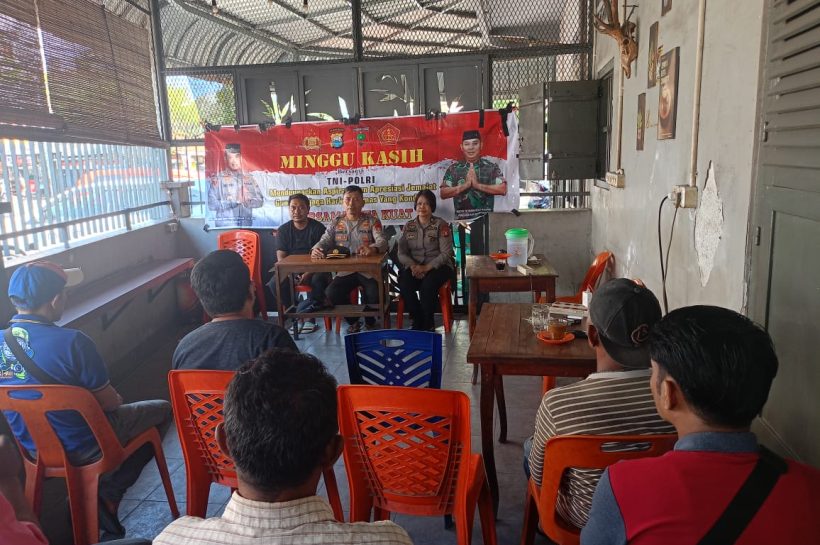 Tim Minggu Kasih Kembali Sambangi Pengunjung Warkop di Kota Makassar