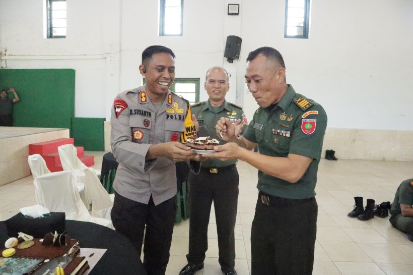Wujud Sinergitas TNI Polri, Jajaran Polrestabes Makassar Beri Kejutan Kue Dan Nasi Tumpeng HUT TNI KE-79 Kepada Kodim 1408 Makassar