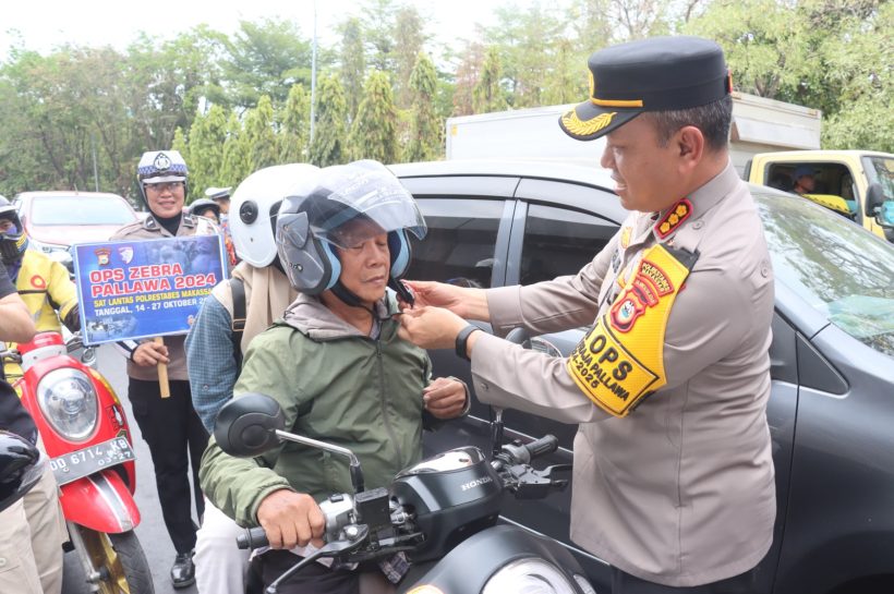 Operasi Zebra Pallawa 2024, Kapolrestabes Makassar Bagikan Helm