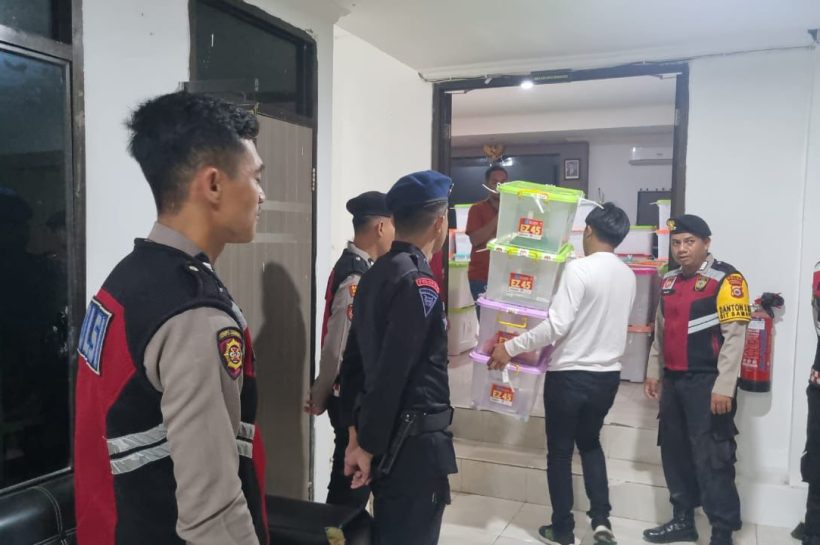 Patroli Personil Samapta Polrestabes Makassar Kawal Logistik Pilkada Hasil Rapat Pleno Rekapitulasi Suara ke KPU Kota Makassar