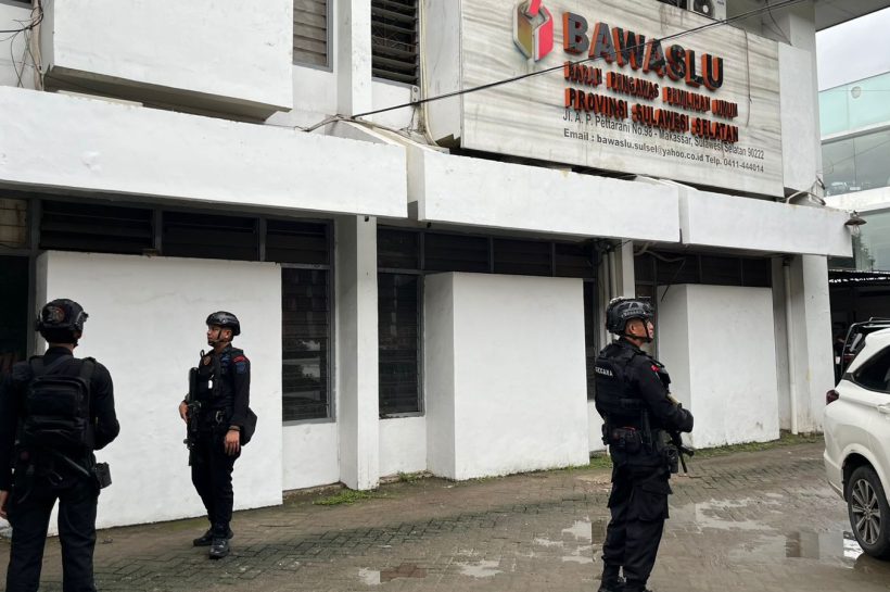 Brimob Polda Sulsel Lakukan Patroli Pemantauan di Kantor Bawaslu