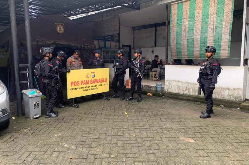 Personel Brimob Polda Sulsel BKO di Polrestabes Makassar Patroli di Kantor Bawaslu Sulsel