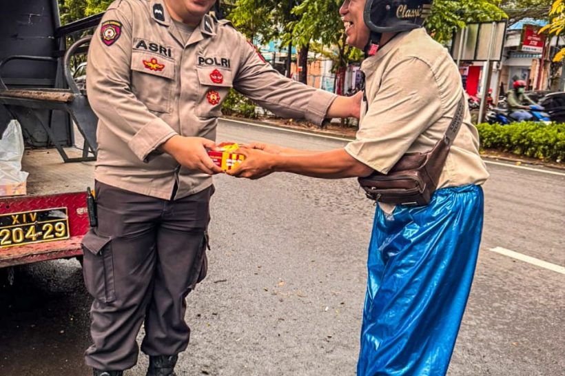 Kapolsek Panakkukang Berbagi Melalui Giat Jumat Berkah