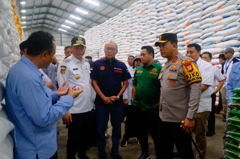 Kapolda Sulsel dan Pj Gubernur Kunjungi Gudang Bulog Sulsel untuk Pantau Stok Pangan