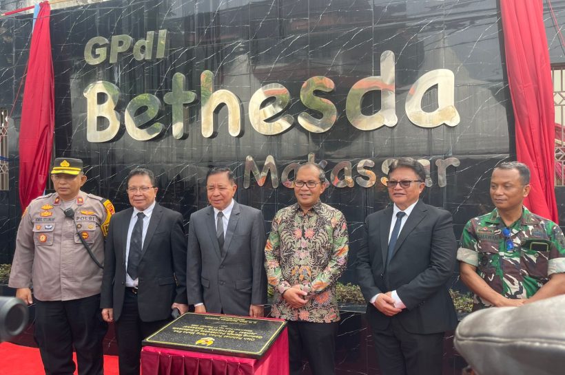 Mewakili Kapolrestabes Makassar, Kapolsek Manggala Menghadiri Peresmian dan Pentahbisan Gedung GPdi Bethesda Makassar
