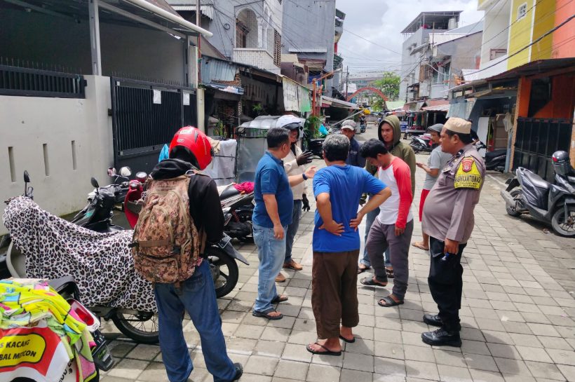 Sikap Santun Bhabinkamtibmas Kelurahan Kunjungmae Kecamatan Mariso Makassar Kunjungi Warganya di Kewilayahan