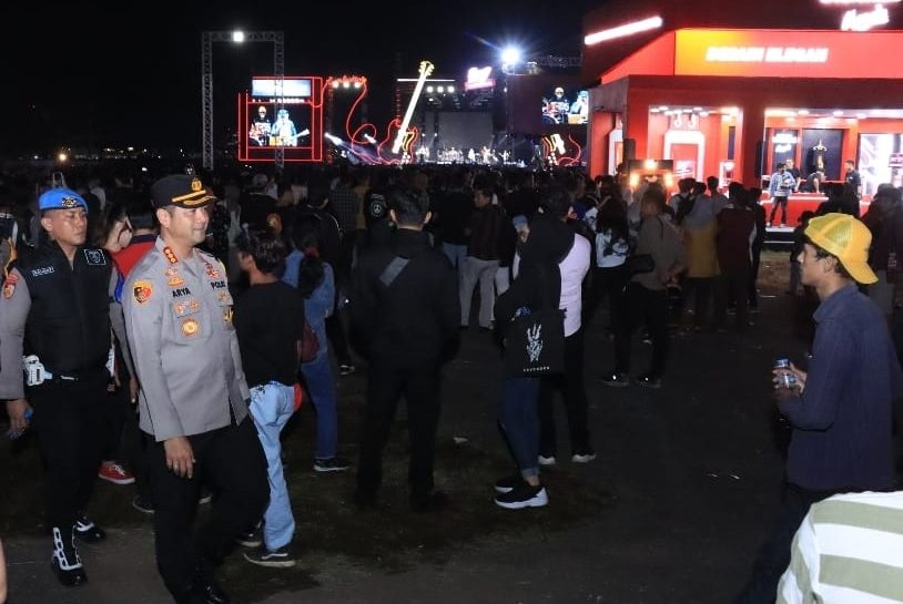 Kapolrestabes Makassar Pantau Pengamanan Event Gaung Merah Iwan Fals