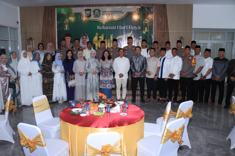 Kapolrestabes Makassar Hadiri Halal Bi Halal Idul Fitri 1446 H di Kediaman Kapolda Sulsel