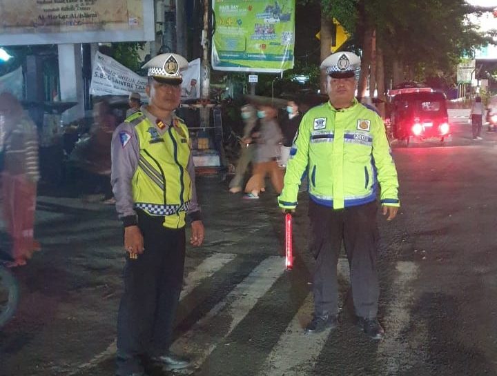 Personil Lalulintas Atur Lalin Depan Mesjid Al-Markaz, Berikan Pelayanan Kepada Jamaah Tarwih
