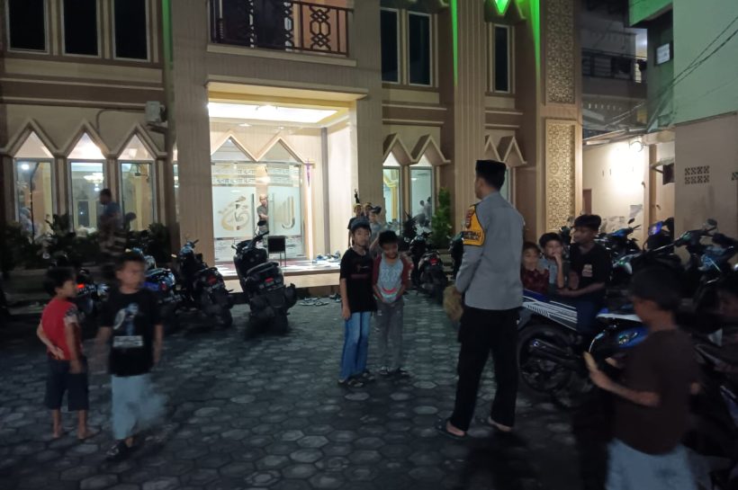 Ciptakan Rasa Nyaman Ibadah Sholat Tarawih Polisi Laksanakan Pengamanan