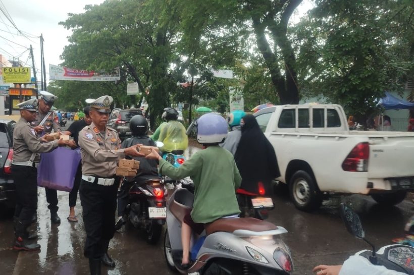 Wujud Kepedulian di Bulan Ramadhan, Polsek Tamalamrea Berbagi Takjil Kepada Masyarakat