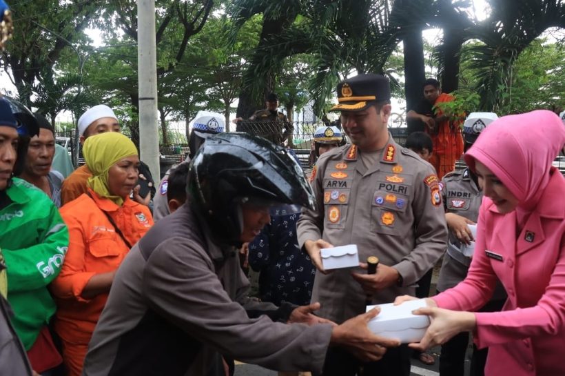 Ramadhan Berkah, Kapolrestabes Makassar dan Bhayangkari Bagi Takjil