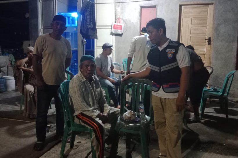 Bhabinkamtibmas Paccerakkang Bersama Warga Bantu Lansia Pikun Untuk Pertemukan Dengan Keluarnya