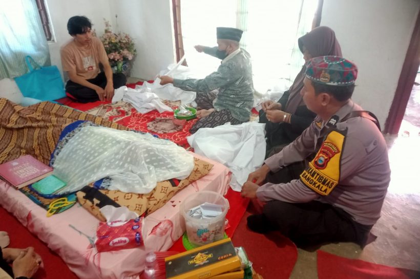 Wujud Belasungkawa, Bhabinkamtibmas Polsek Manggala Sambangi Warga yang Berduka
