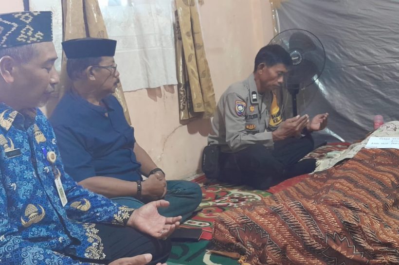Wujud Empati dan Peduli Bhabinkamtibmas Melayat Ke Rumah Salah Satu Warga Binaan