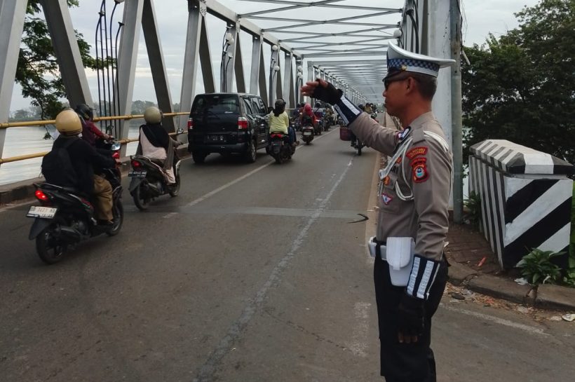 Antisipasi Kemacetan di Persimpangan PolantasPolsek Tamalate Sibuk Mengatur di Pagi Hari