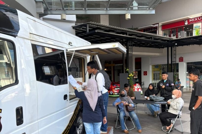 Mobil SKCK Keliling Layani Warga Makassar di Makassar Town Square