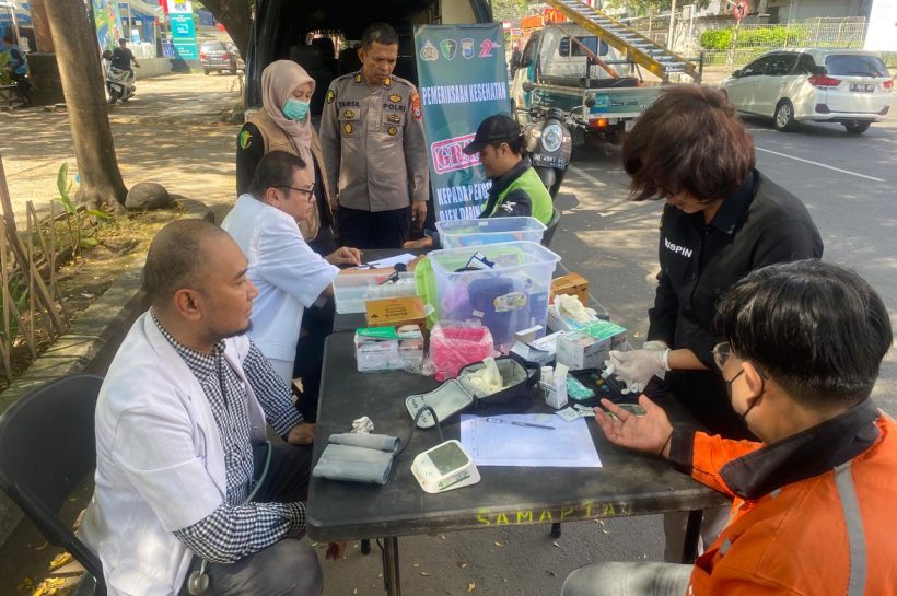 Menyambut Hari Bhayangkara Ke-79, Polrestabes Makassar Gelar Pelayanan Kesehatan Gratis untuk Driver Online