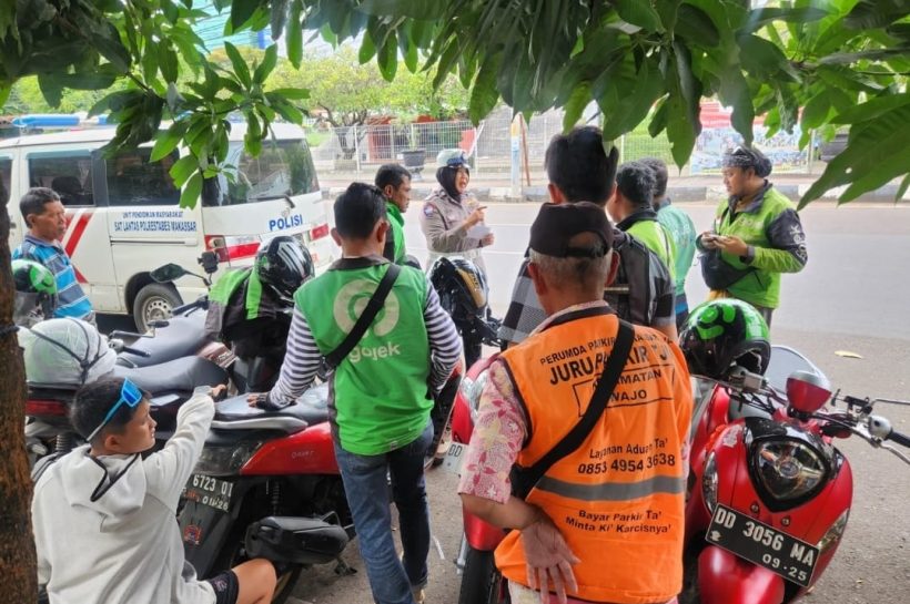 Satlantas Polrestabes Makassar Bagikan Brosur dan Himbauan Kamseltibcarlantas kepada Driver Ojol dan Bajaj