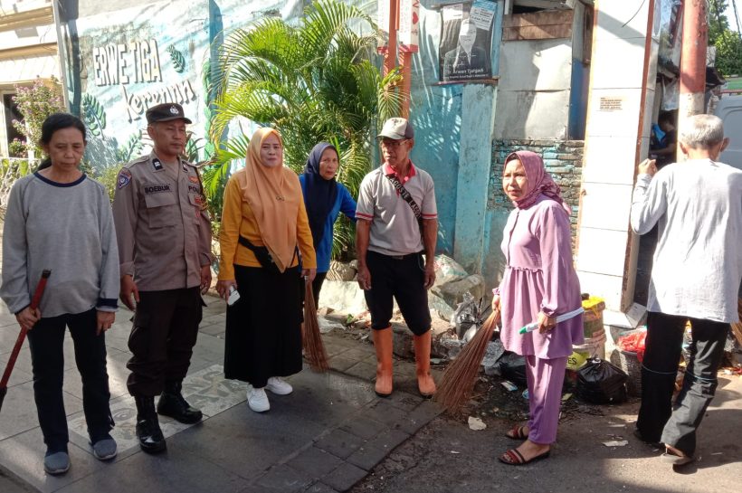 Bhabinkamtibmas Baraya Laksanakan “Jumat Bersih” Bersama Warga Perangkat Kelurahan