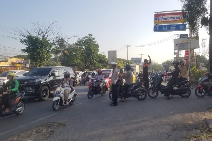 Wujud Polisi Melayani Masyarakat, Polsek Tamalanrea Laksanakan Pengaturan Lalu Lintas Pagi