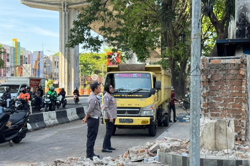 Polisi dan Warga Bersihkan Pos Lantas dan Masjid Pasca Hangus Terbakar saat Unras di Makassar