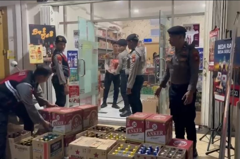 Polisi Tindak Penjualan Minuman Beralkohol Tanpa Izin, Ribuan Botol Disita