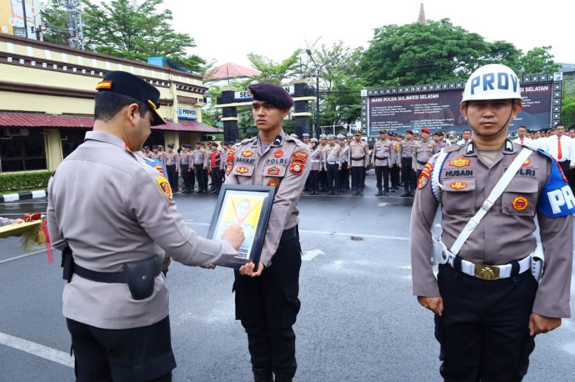 Kapolrestabes Makassar Pimpin Upacara PTDH dan Berikan Penghargaan kepada Personel Berprestasi