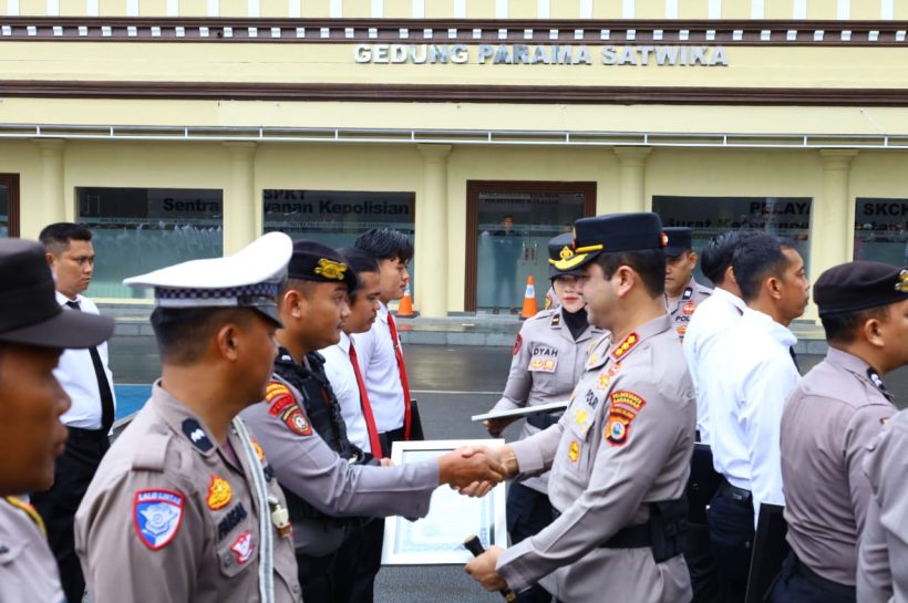 Kapolrestabes Makassar Berikan Penghargaan kepada Personel Berprestasi