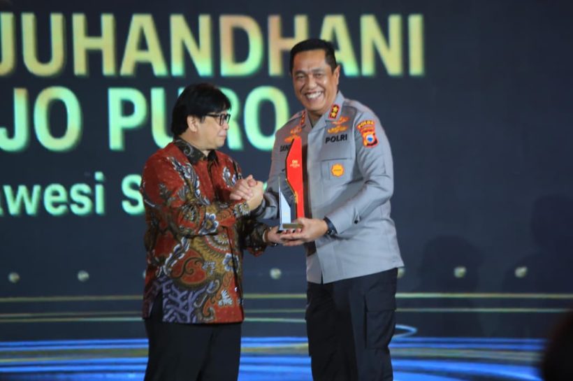 Kapolda Sulsel Terima Penghargaan Bergengsi CNN Indonesia Awards 2025